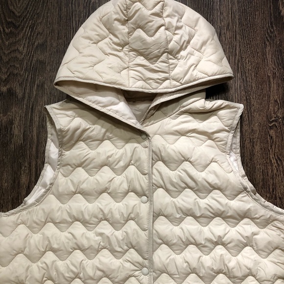 💕Host Pick💕Beige Quilted Hooded Vest - Picture 4 of 17